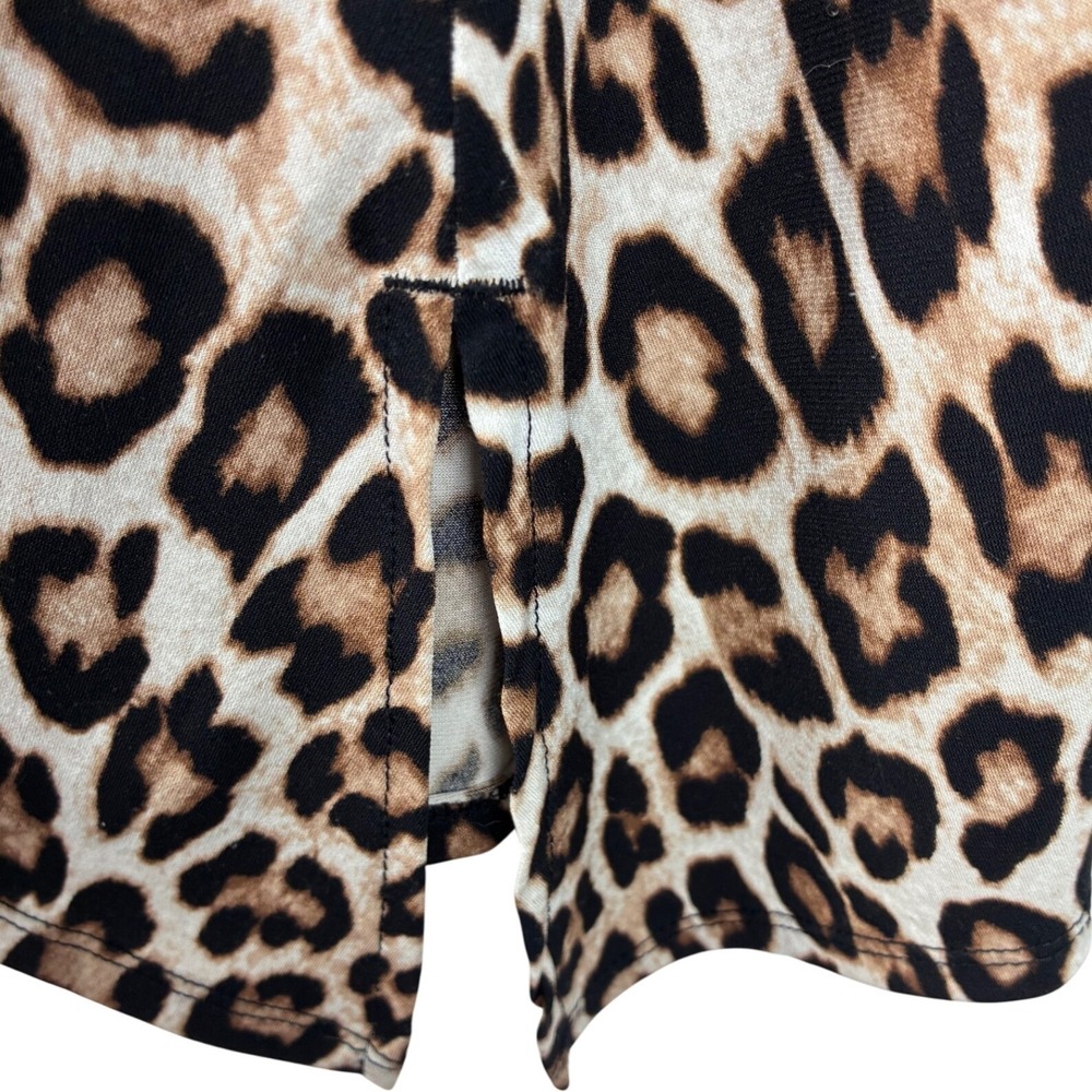 Chico's Leopard Print Sharkbite Hem Top 3/4 Sleeve Size 1 Stretch Animal Print - Picture 6 of 10
